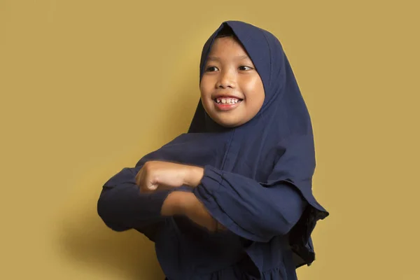 Feliz Pouco Asiático Muçulmano Hijab Menina Dançando — Fotografia de Stock