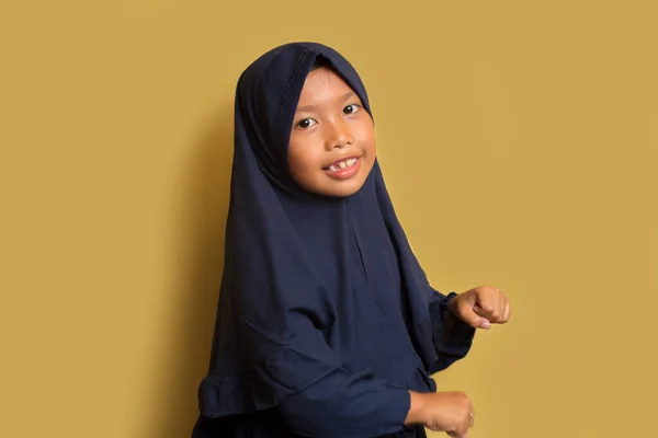 Feliz Pouco Asiático Muçulmano Hijab Menina Dançando — Fotografia de Stock