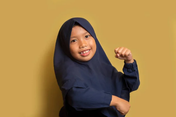 幸せな小さなアジアのイスラム教徒ヒジャーブ女の子ダンス — ストック写真