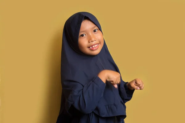 Feliz Pouco Asiático Muçulmano Hijab Menina Dançando — Fotografia de Stock