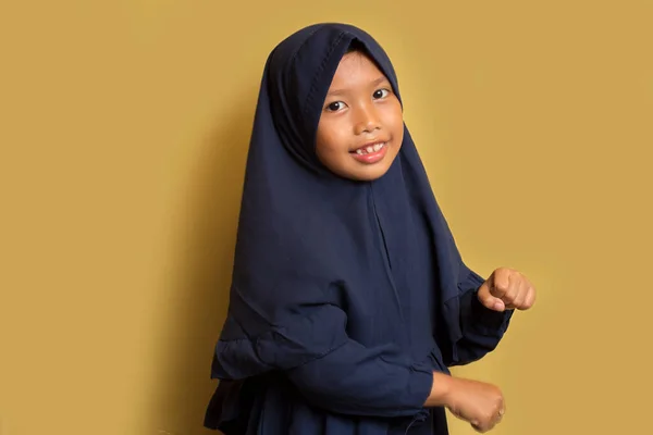 Glücklich Wenig Asiatisch Muslim Hijab Mädchen Tanzen — Stockfoto