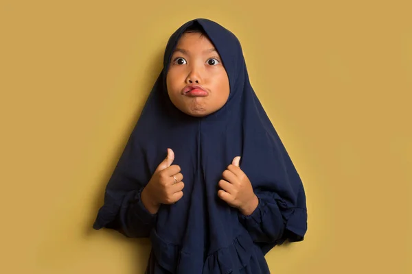 Enojado Poco Lindo Asiático Musulmán Hijab Chica —  Fotos de Stock