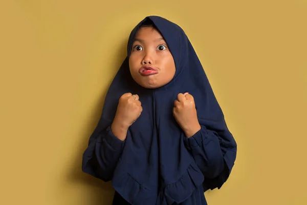 怒っている少しかわいいですアジアのイスラム教徒ヒジャーブ女の子 — ストック写真