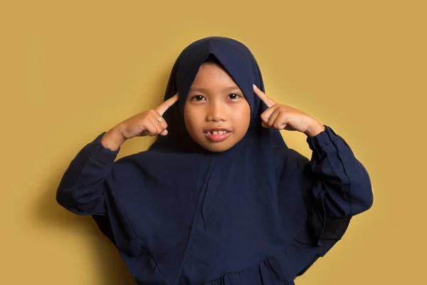 Retrato Pouco Asiático Muçulmano Hijab Menina Pensa — Fotografia de Stock