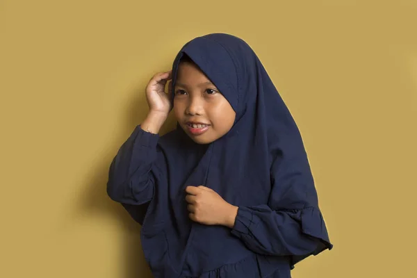 Asyalı Bir Müslüman Kızın Portresi Şöyle Düşünüyor — Stok fotoğraf