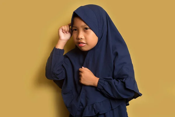 Retrato Pouco Asiático Muçulmano Hijab Menina Pensa — Fotografia de Stock