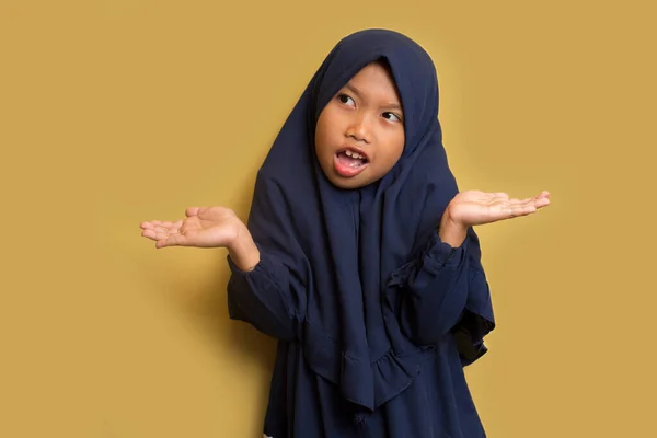 小亚洲穆斯林头巾女孩 手尖在空荡荡的空间上 — 图库照片