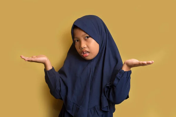 Liten Asiatisk Muslimsk Hijab Flicka Med Hand Punkt Tomt Utrymme — Stockfoto