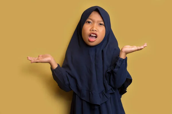 Pouco Asiático Muçulmano Hijab Menina Com Mão Ponto Espaço Vazio — Fotografia de Stock