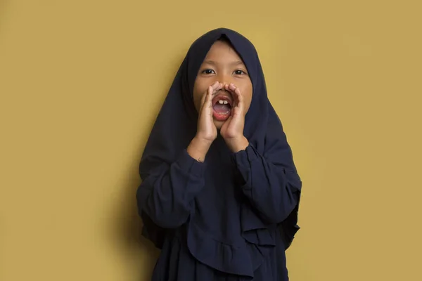 Pouco Asiático Muçulmano Hijab Menina Gritando Algo — Fotografia de Stock