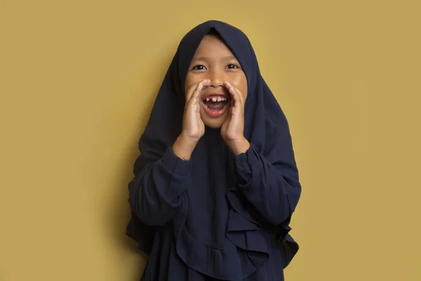 Petite Asiatique Musulmane Hijab Fille Crier Quelque Chose — Photo