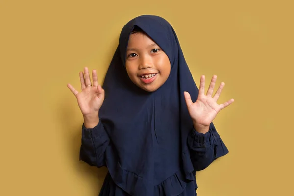 Kleine Asiatische Muslimische Hijab Mädchen Winken Begrüßen Und Grüßen Sie — Stockfoto