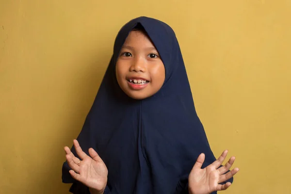 Porträtt Lycklig Liten Asiatisk Muslimsk Hijab Flicka — Stockfoto