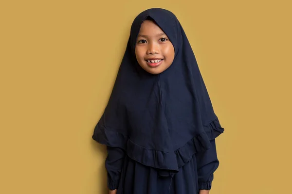 Retrato Feliz Pouco Asiático Muçulmano Hijab Menina — Fotografia de Stock