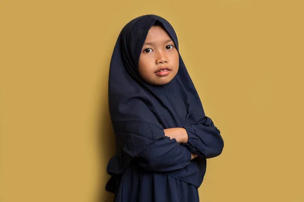 Portret Szczęśliwy Mały Azjatycki Muzułmański Hidżab Dziewczyna — Zdjęcie stockowe