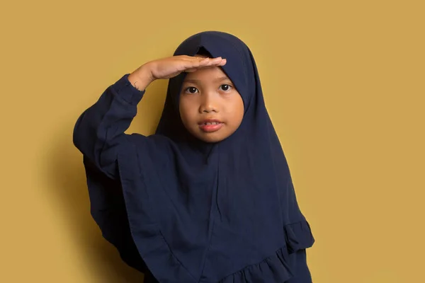 Asiatisches Kleines Muslimisches Mädchen Trägt Hijab Mit Der Hand Über — Stockfoto