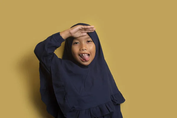 Asiática Poco Musulmán Chica Usando Hijab Con Mano Sobre Cabeza —  Fotos de Stock