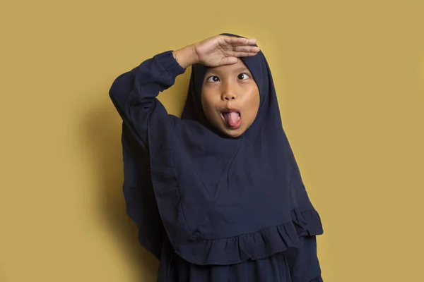 Asiatique Petite Fille Musulmane Portant Hijab Avec Main Sur Tête — Photo