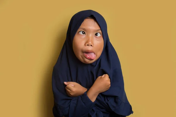 Азиатская Маленькая Мусульманская Девочка Носит Хиджаб Странным Выражением Лица — стоковое фото