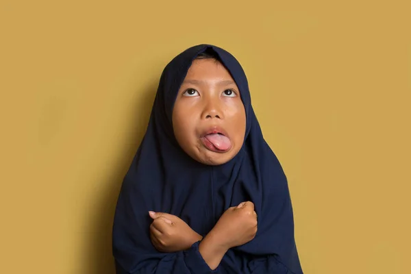 Ασιάτισσα Μουσουλμάνα Μαντίλα Και Περίεργη Έκφραση — Φωτογραφία Αρχείου