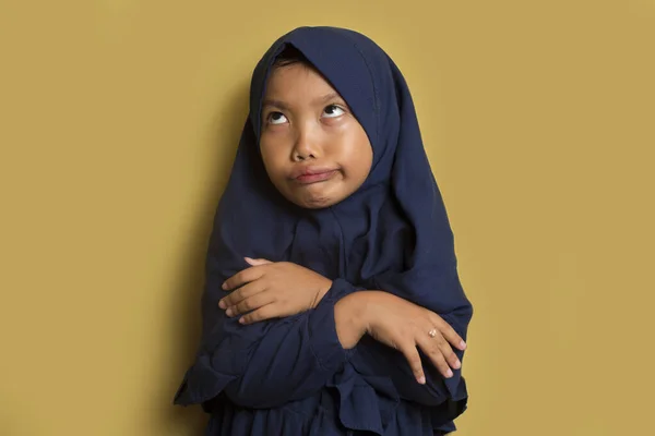 Asiatisk Liten Muslimsk Jente Med Hijab Med Rart Uttrykk – stockfoto