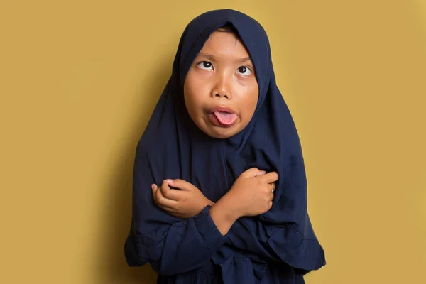 アジア系ムスリムの少女は奇妙な表情でヒジャーブを身に着けて — ストック写真