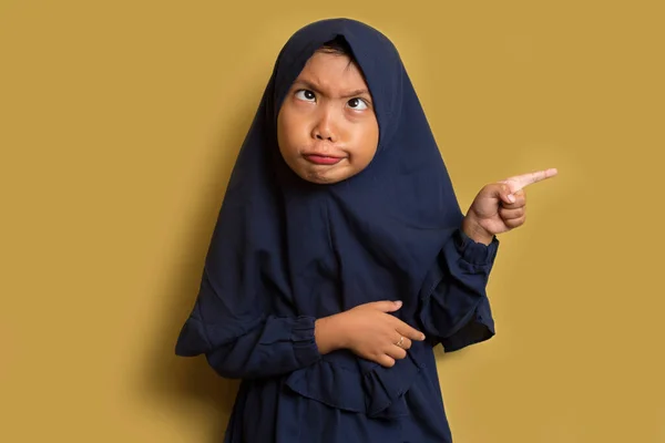 Asiatique Petit Musulman Fille Portant Hijab Avec Bizarre Expression Main — Photo