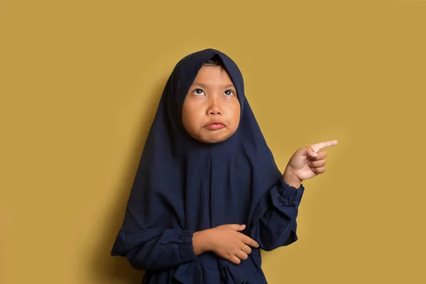 Asiatique Petit Musulman Fille Portant Hijab Avec Bizarre Expression Main — Photo
