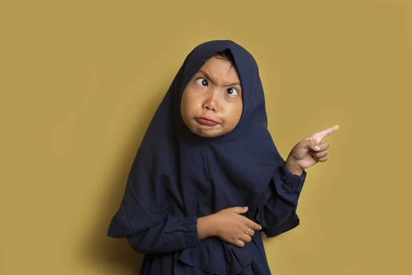 Asiatique Petit Musulman Fille Portant Hijab Avec Bizarre Expression Main — Photo