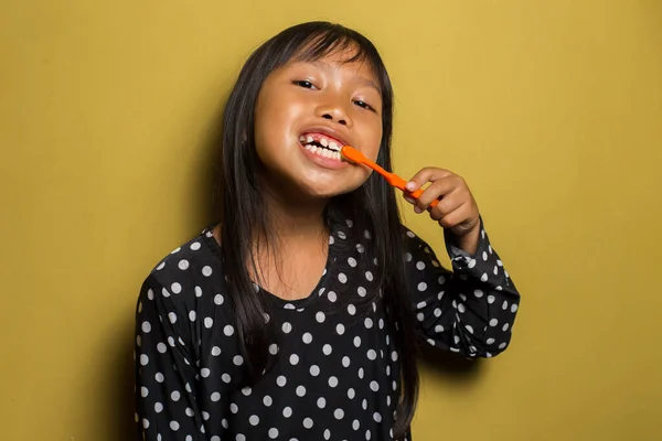 Ásia Pouco Menina Escova Ela Dentes — Fotografia de Stock