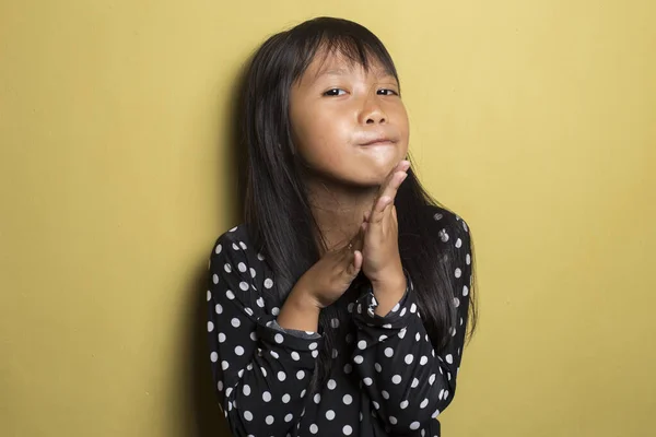 Jovem Menina Asiática Tem Boa Ideia Criança Sorridente Feliz Isolada — Fotografia de Stock