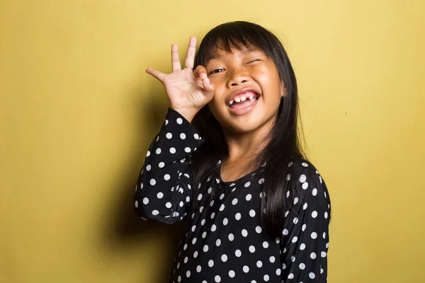 Asiático Menina Mostrando Mão Sinal — Fotografia de Stock