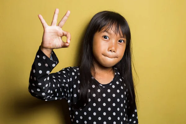 Asiático Menina Mostrando Mão Sinal — Fotografia de Stock