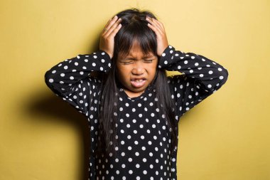 Baş ağrısı ve sorunları olan Asyalı küçük kız.