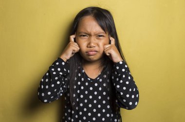 Baş ağrısı ve sorunları olan Asyalı küçük kız.
