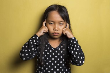 Baş ağrısı ve sorunları olan Asyalı küçük kız.