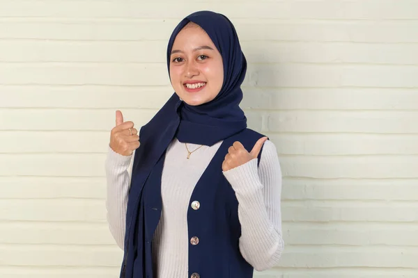 Asiatico Musulmano Donna Indossare Hijab Con Segno Gesto — Foto Stock