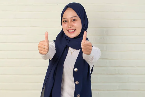 Azji Muzułmanin Kobieta Noszenie Hidżab Znak Gest — Zdjęcie stockowe