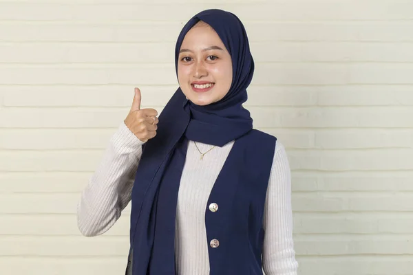 Aziatische Moslim Vrouw Dragen Hijab Met Teken Gebaar — Stockfoto