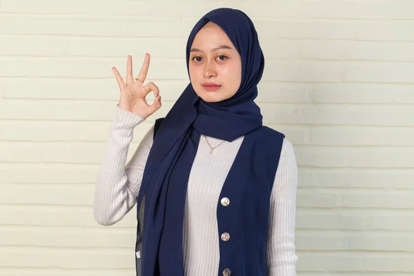 Aziatische Moslim Vrouw Dragen Hijab Met Teken Gebaar — Stockfoto