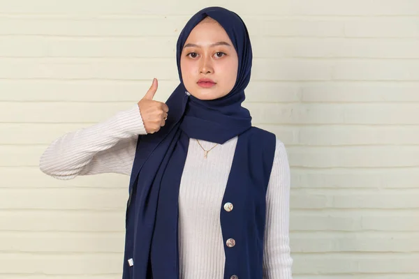 Asiatische Muslimin Trägt Hijab Mit Zeichen Geste — Stockfoto