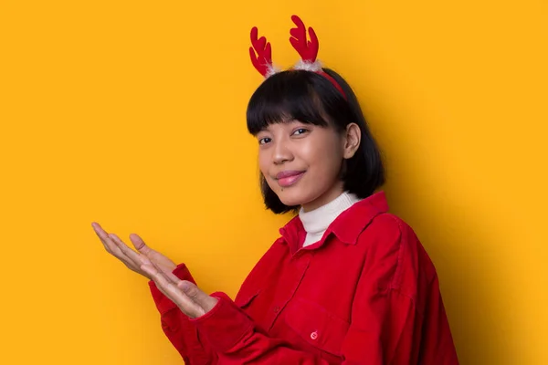 Retrato Hermosa Asiático Las Mujeres Desgaste Santa Navidad Sombrero Con —  Fotos de Stock