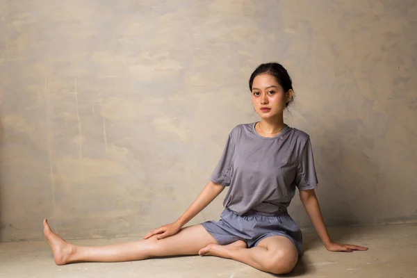Formda Genç Asyalı Kadın Portresi Esneme Hareketleri Yapıyor — Stok fotoğraf