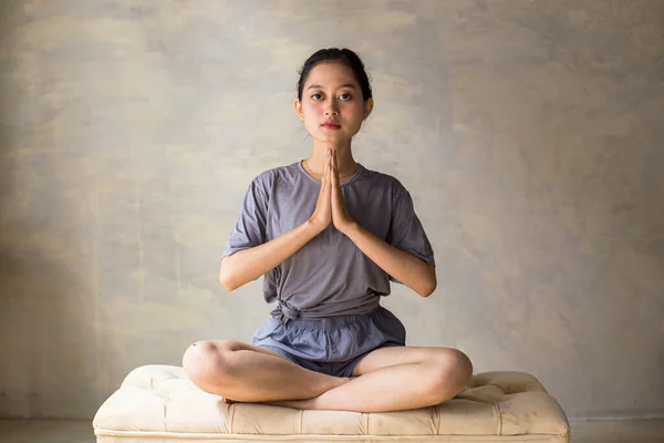 Asiatisk Kvinna Utövar Yoga Meditera Inomhus Lotus Position Ingen Stress — Stockfoto