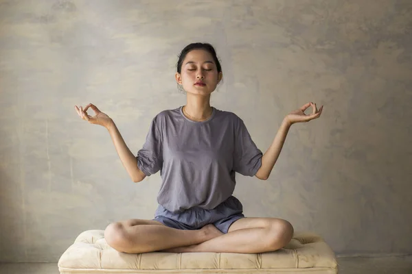 Mulher Asiática Praticam Ioga Meditando Dentro Casa Posição Lótus Sem — Fotografia de Stock