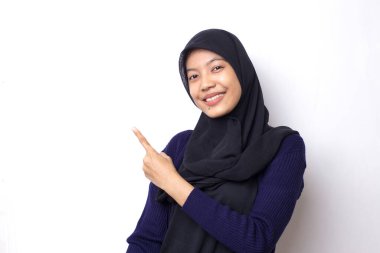 Beyaz arka planda tesettür takan genç Asyalı güzel bir kadın farklı yönleri gösteren kendine güvenen bir gülümseme takınıyor. Reklam için boşluk kopyala