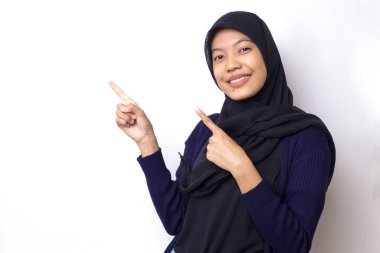 Beyaz arka planda tesettür takan genç Asyalı güzel bir kadın farklı yönleri gösteren kendine güvenen bir gülümseme takınıyor. Reklam için boşluk kopyala