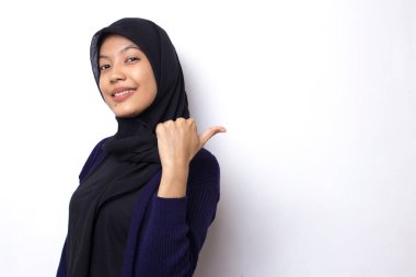Beyaz arka planda tesettür takan genç Asyalı güzel bir kadın farklı yönleri gösteren kendine güvenen bir gülümseme takınıyor. Reklam için boşluk kopyala