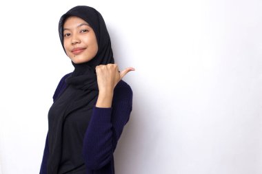 Beyaz arka planda tesettür takan genç Asyalı güzel bir kadın farklı yönleri gösteren kendine güvenen bir gülümseme takınıyor. Reklam için boşluk kopyala