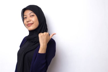 Beyaz arka planda tesettür takan genç Asyalı güzel bir kadın farklı yönleri gösteren kendine güvenen bir gülümseme takınıyor. Reklam için boşluk kopyala